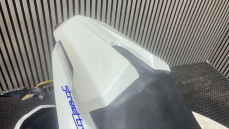 Triumph Street Triple 2014 27K NEW MOT SERVICED SCORPION EXHAUST NAKED 675CC TRIPLE 29