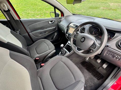 Renault Captur ICONIC TCE 14