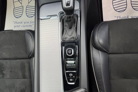 Volvo XC60 T5 R-DESIGN PRO AWD -ONE OWNER - 7 VOLVO SERVICES 10