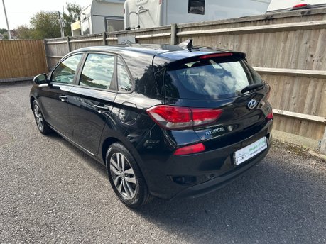 Hyundai i30 1.6 CRDI SE NAV 5 Dr 6