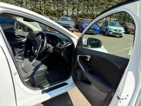 Volvo V40 2.0 T2 GPF Momentum Nav Plus Euro 6 (s/s) 5dr 11