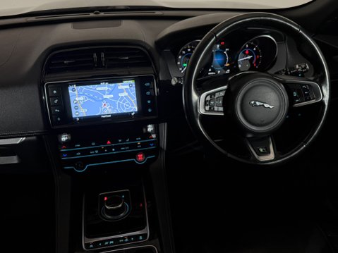 Jaguar F-Pace R-SPORT AWD 13