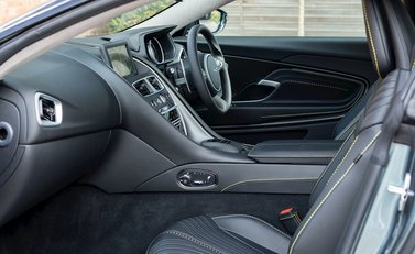 Aston Martin DB11 V8 14