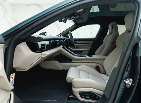 Porsche Taycan GTS Sport Turismo 14