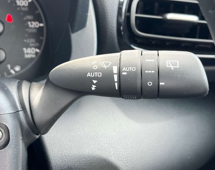 Toyota Yaris ICON HEV CVT 57