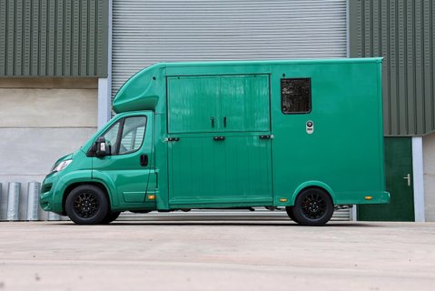 Brand new Pre registered 4.5 TON Seeker Horsebox delivery miles with aluminium stallion partitions  4