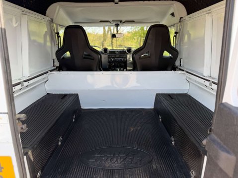 Land Rover Defender 2.2 Defender 90 Hard Top TD 4WD 5dr 28
