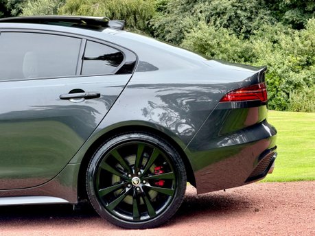 Jaguar XE R-DYNAMIC HSE BLACK 11
