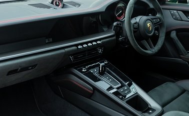 Porsche 911 Carrera GTS (992) 17