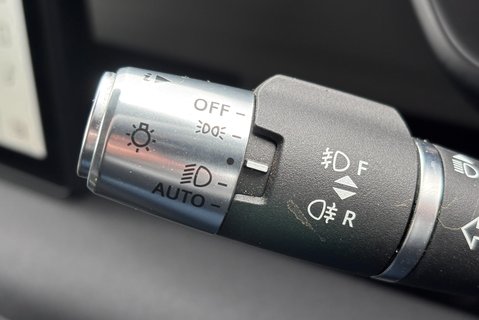 Land Rover Defender 90 D200 Hard Top MHEV 28