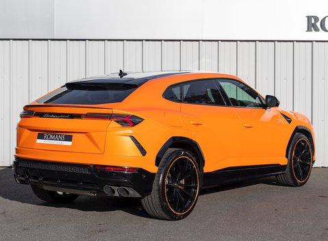 Lamborghini Urus Pearl Capsule 7