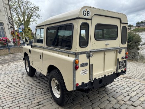 Land Rover 88 Series III SUV 41