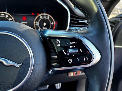 Jaguar F-Pace R-DYNAMIC HSE BLACK 86