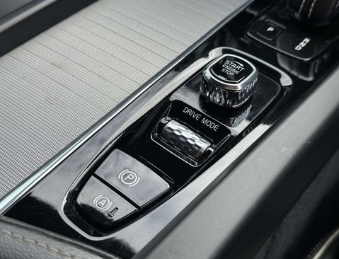 Volvo XC60 2.0 XC60 R-Design B5 MHEV Auto 5dr 33