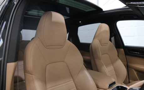 Porsche Cayenne V6 Platinum Edition - PTS Colour and Incredible Specification 8