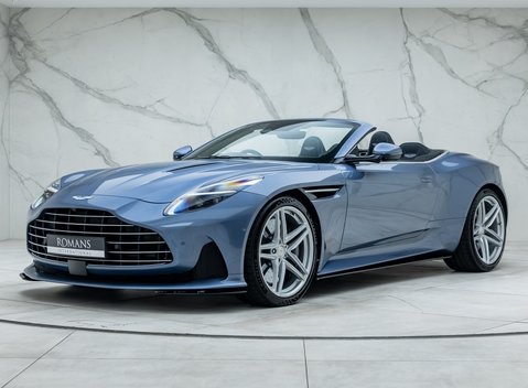 Aston Martin DB12 VOLANTE 1