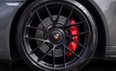 Porsche 911 Carrera GTS (991.2) 10