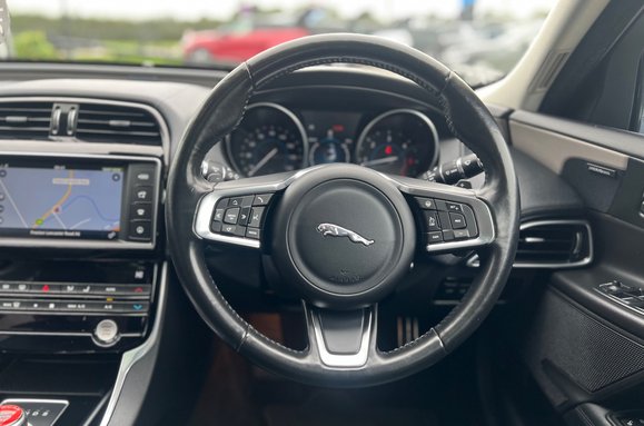 Jaguar XE 2.0 D PORTFOLIO AUTO 36