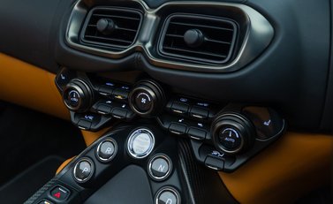 Aston Martin V8 Vantage ROADSTER 24