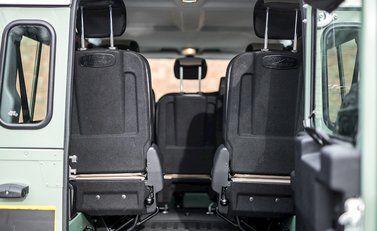 Land Rover Defender 110 Heritage 16