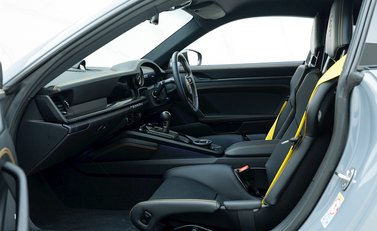 Porsche 911 (992) GT3 Touring 12