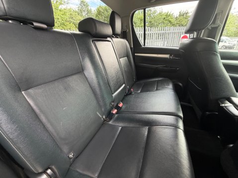 Toyota Hilux INVINCIBLE X 4WD D-4D DCB 43
