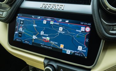 Ferrari GTC4 Lusso T 21