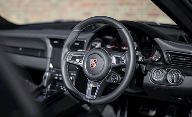 Porsche 911 (991.2) Targa 4 GTS 13