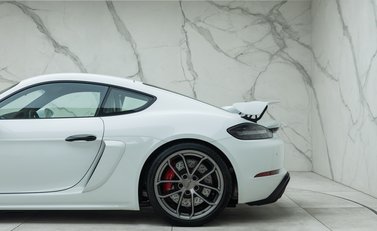 Porsche Cayman GT4 (718) 34