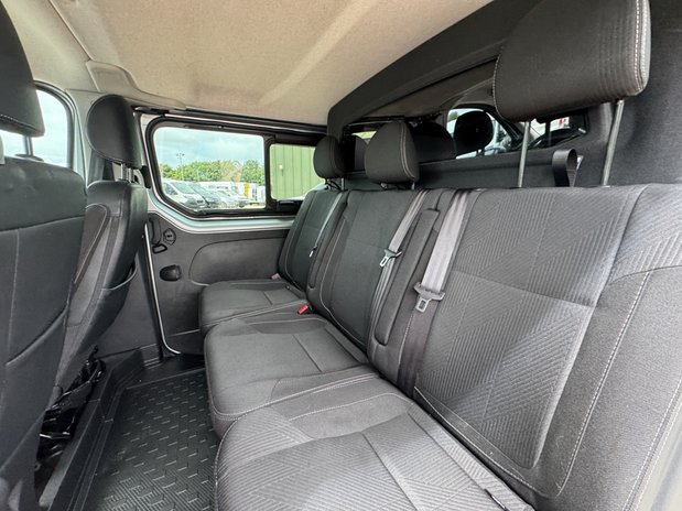 Renault Trafic Crew Cab AUTO LWB L2H1 Low Roof Sport LL30 Air Con Alloys Sensors EURO 6 12
