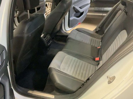 Volkswagen Passat 2.0 Passat R-Line TDI BlueMotion Technology Semi-Auto 4dr 10