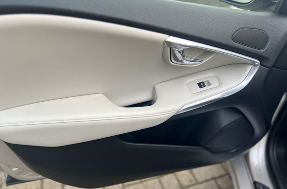 Volvo V40 2.0 T3 INSCRIPTION 31