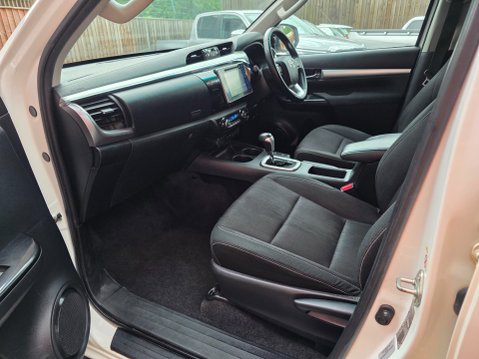 Toyota Hilux INVINCIBLE 4WD D-4D DCB AUTO 13