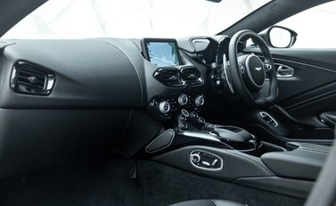 Aston Martin Vantage V8 17