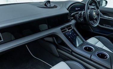 Porsche Taycan TURBO S CROSS TURISMO 17