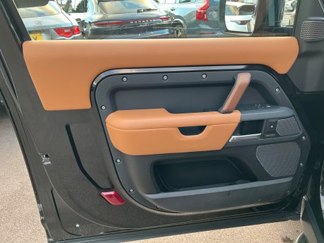 Land Rover Defender X MHEV 51