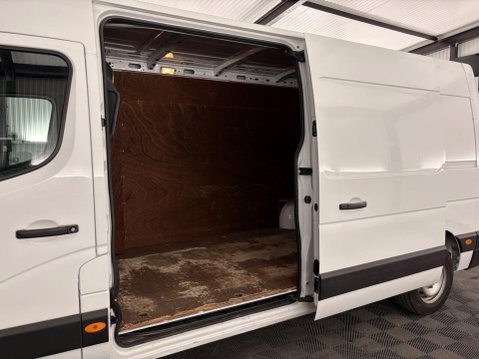 Nissan NV400 2.3 dCi 35 Tekna FWD L3 H2 Euro 6 5dr 19