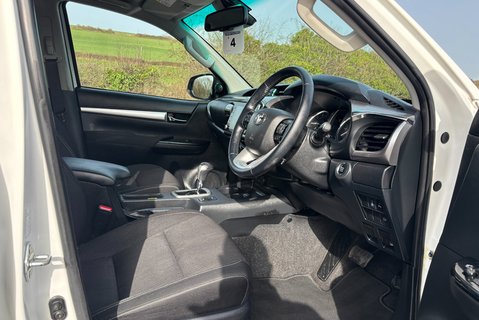Toyota Hilux Invincible 4WD D-4D Double Cab Pickup 14