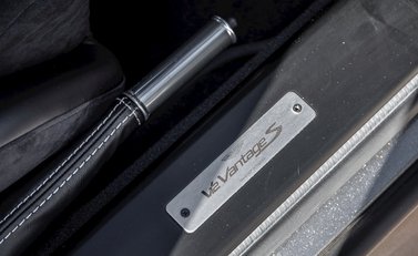 Aston Martin V12 Vantage S 22