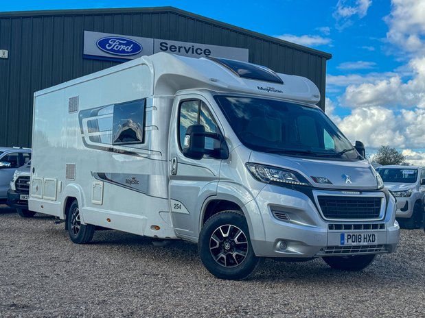 Elddis Majestic 254 2 Belt|4 Berth|Transverse Island Bed|Kitchen|Bathroom|Large Fridge Freezer 38