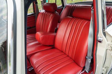 Mercedes-Benz S Class 300SE Fintail W112 "Königsflosse" 24