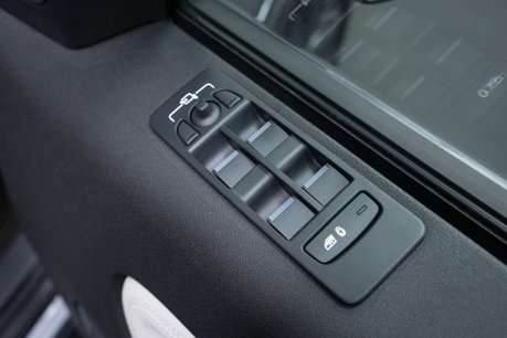 Land Rover Discovery Sport 1.5 Discovery Sport R-Dynamic SE P300e Auto 4WD 5dr 24