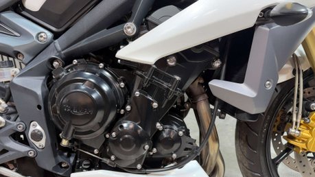 Triumph Street Triple 2013 ONLY 13K STUNNING EXAMPLE NEW MOT WARRANTY 27