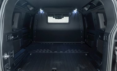 Land Rover Defender 110 D300 Hard Top X-Dynamic HSE 29