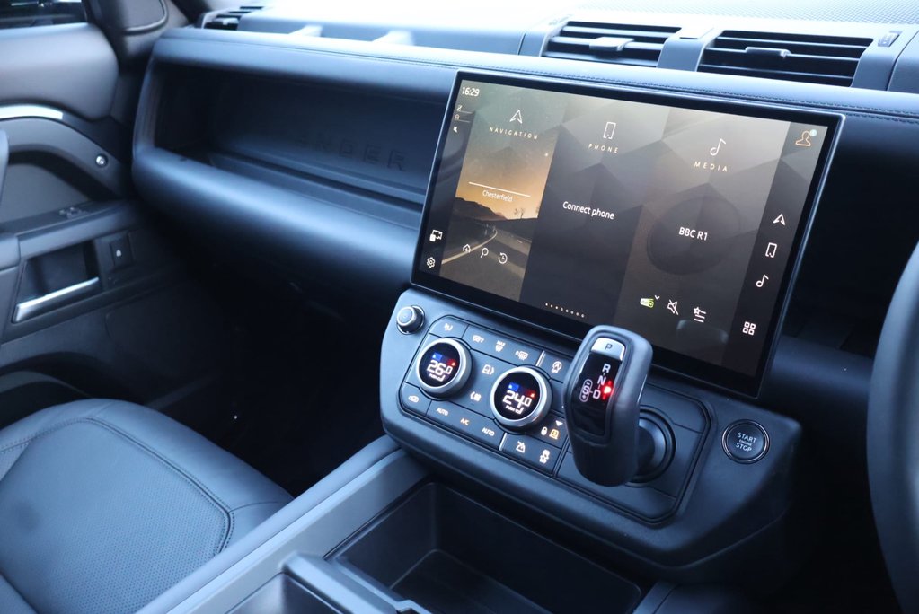 Land Rover Defender 110 2026  MODEL D350 HARD TOP X-DYNAMIC HSE SEEKER STYLED  REAR GENUINE SEATS 25