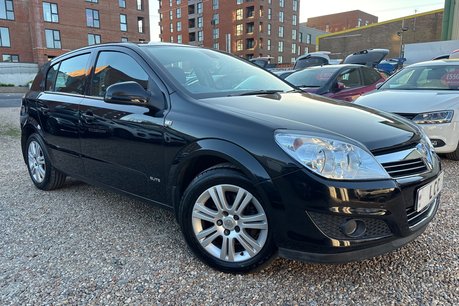 Vauxhall Astra ELITE.. AUTOMATIC.. 16 SERVICES.. 13 MAIN DEALER.. LOOK ONLY 30K MILES.. 