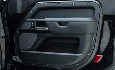 Land Rover Defender 90 V8 Bond Edition 22