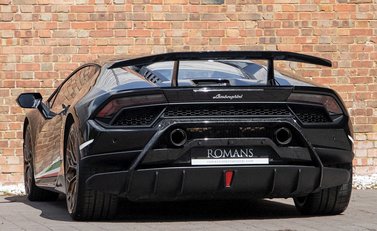 Lamborghini Huracan LP640-4 Performante 3