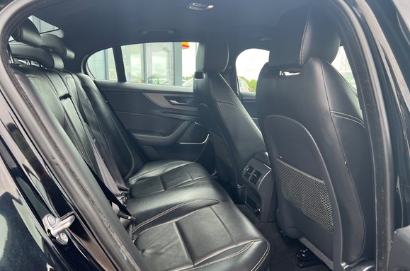 Jaguar XE R-DYNAMIC SE AUTO 24
