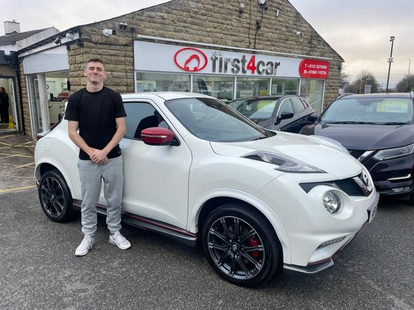 Wayne from West Yorkshire collecting his new Nissan Juke Nismo.